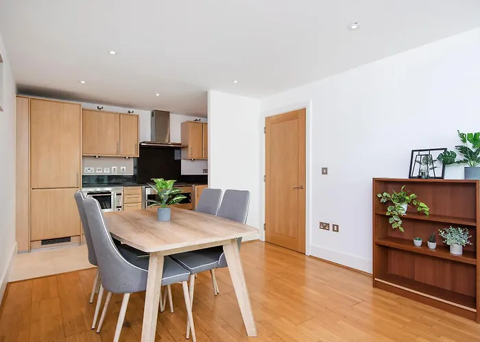 Compact 2 Bed Good Transport Links