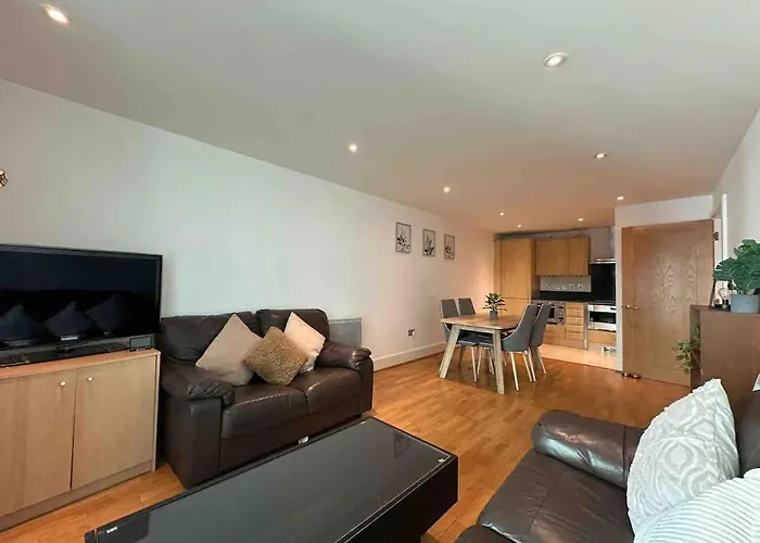 Compact 2 Bed Good Transport Links